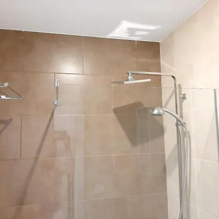 Cozy In With Terrace 加的斯